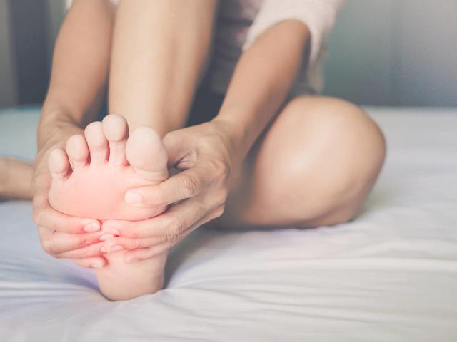 当脚出现这4种异常，可能是糖尿病的早期症状，要及时检查控制